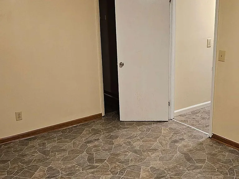 412 Vienna Cir — Photo 16