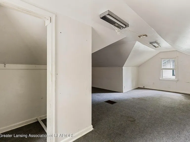 518 Leslie St — Photo 6