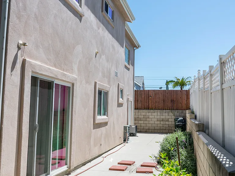 529 S Bandini St — Photo 9
