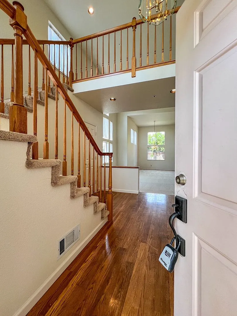 Spacious 4 Bedroom Home in Napa's Vineyard Estates — Photo 2