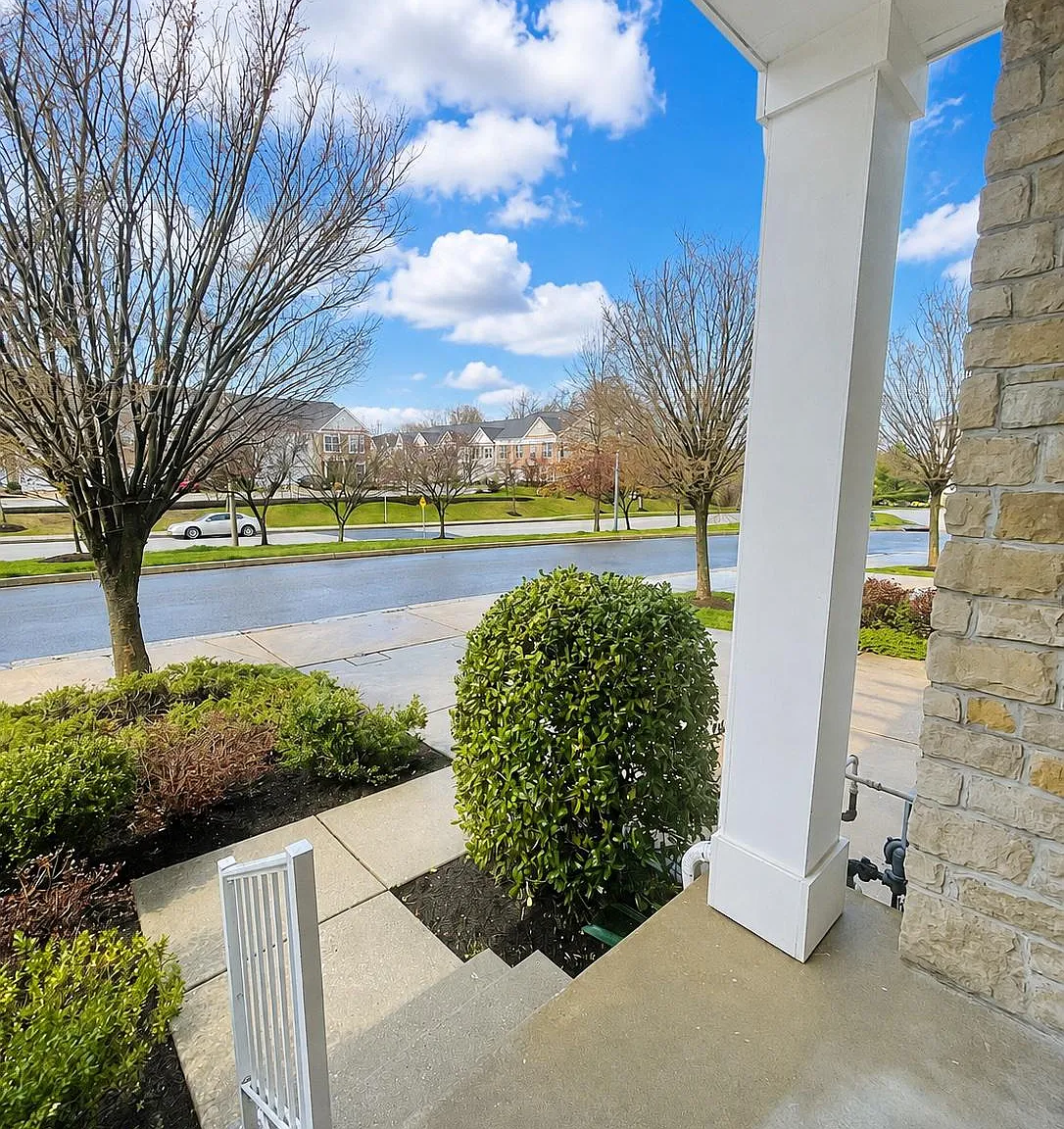 4 bed, 4.5 bath, 3880 sqft, $3,745 — Photo 2