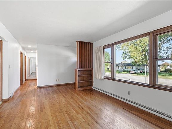 4th image of 554 W Church St