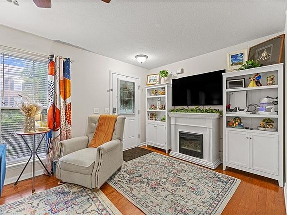 3rd image of 8104 N Oakley Ave