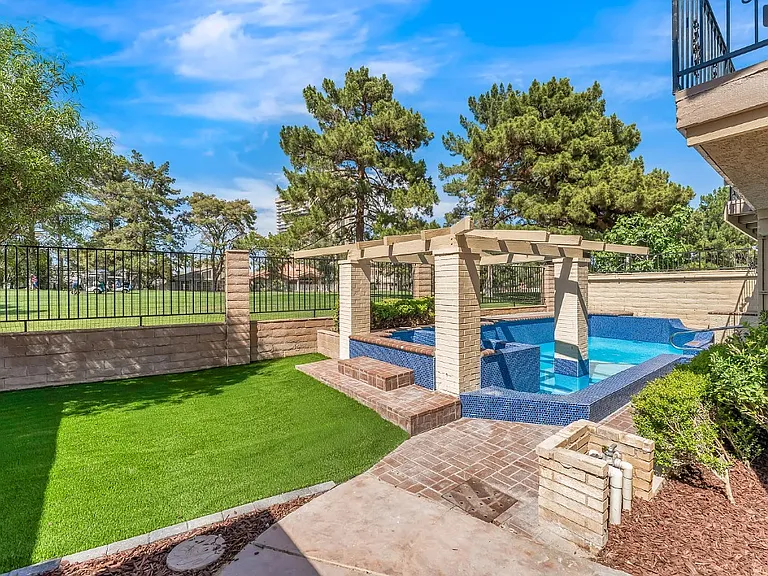 976 Pinehurst Dr — Photo 29