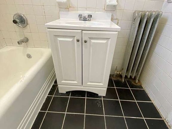 3rd image of 138 Hawthorne Ave #4R