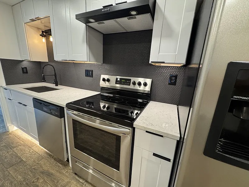 Remodeled 3-Bed Basement Unit w/ 2-Car Garage — Photo 4