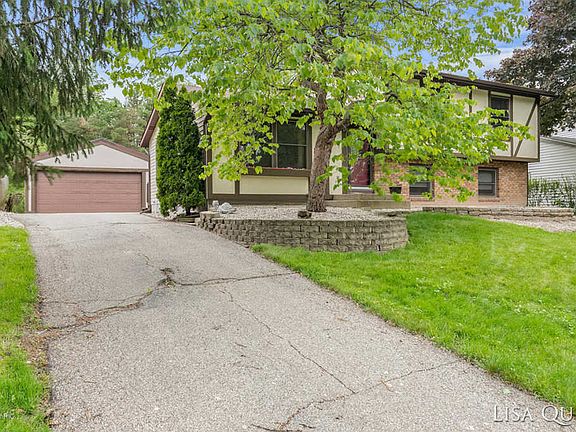 2nd image of 109 Robinhood Dr NE