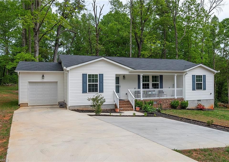 1st image of 2943 Leslie Ln
