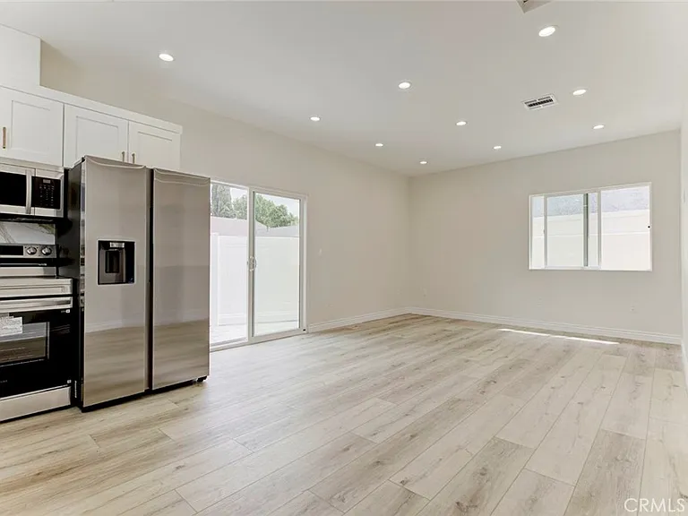20502 Lull St — Photo 4