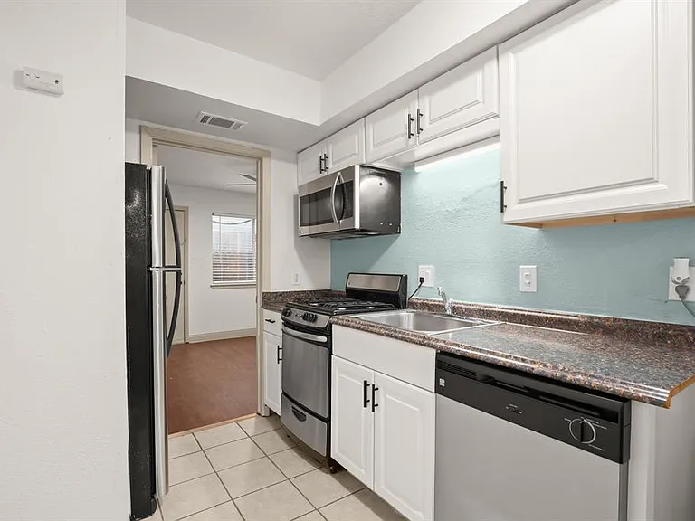 1010 W 23rd St #3 — Photo 2