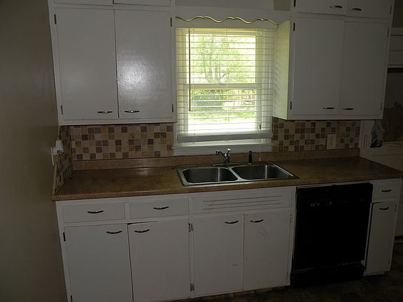 4th image of 724 E Steed Dr