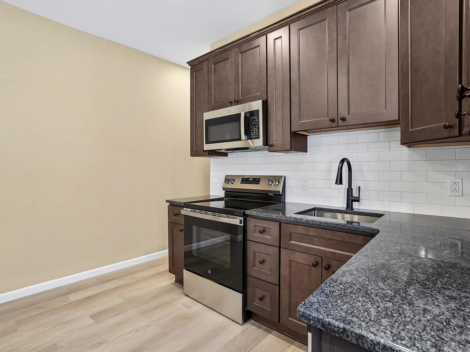 405 School St — Photo 4