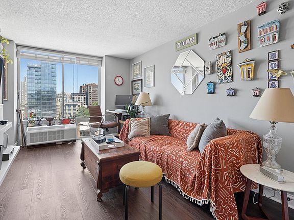 3rd image of 450 W Briar Pl APT 9C