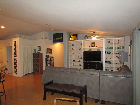 5th image of 580 Holly St