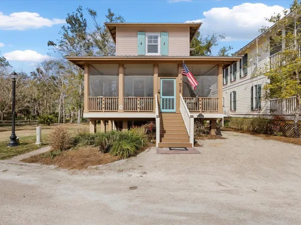 305 Winslow St NE, Steinhatchee, FL 32359