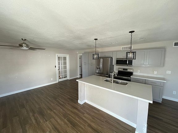 4th image of 1207 E Canterbury Dr