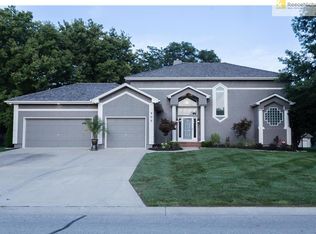 909 SW Summit Falls Dr, Lees Summit, MO 64081