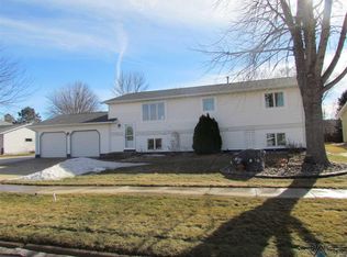 1431 NE 4th St, Madison, SD 57042