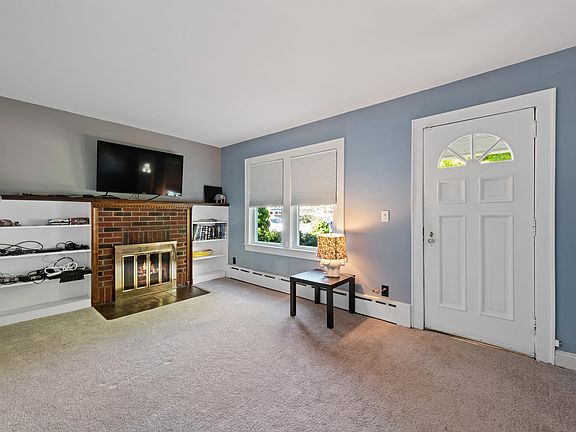 2nd image of 687 Deer Park Ave