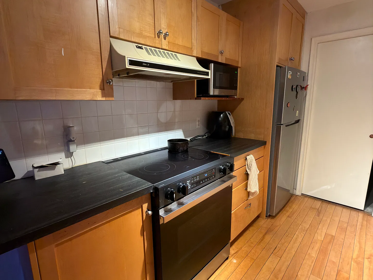 3 bed, 1.5 bath, 2064 sqft, $2,200 — Photo 2