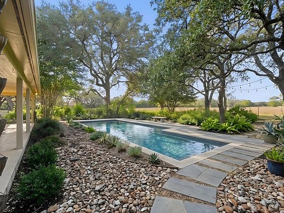 3rd image of 22050 Hanging Oak