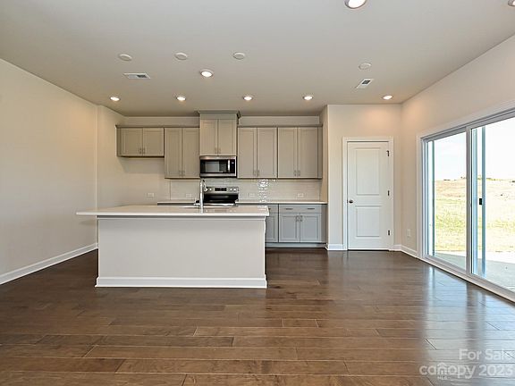4th image of 1008 Jeffery Dean Ct
