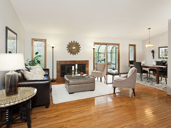 2nd image of 9561 Woodridge Cir