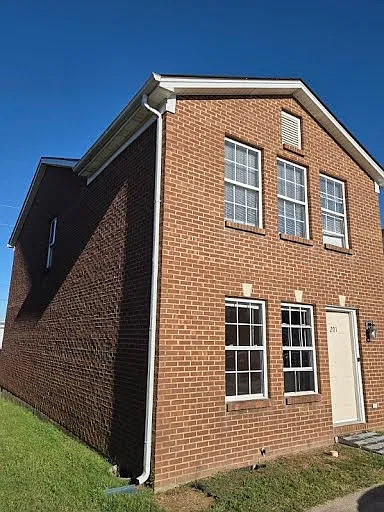 3 bed, 2.5 bath, 1476 sqft, $1,300 — Photo 2