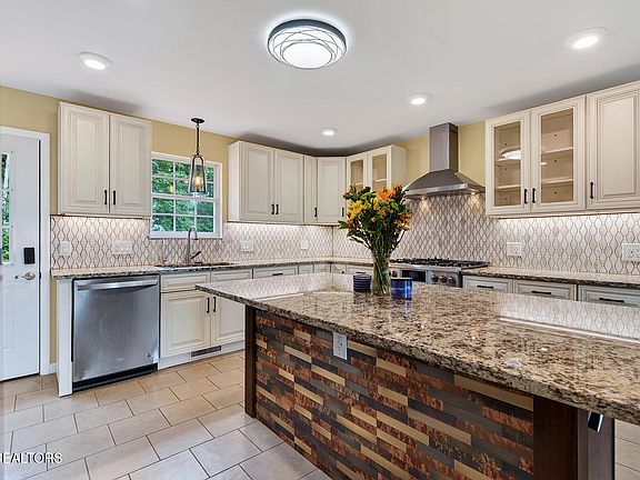 2nd image of 207 Autumn Oaks Dr