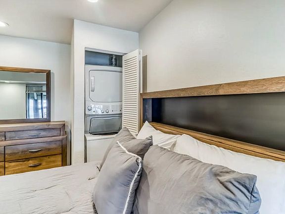 5th image of 470 Woodside Ave #3