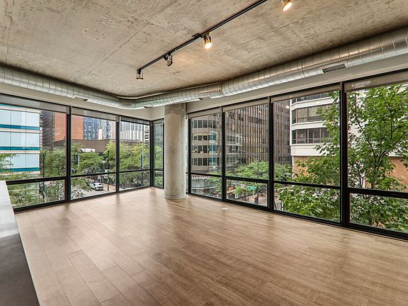2nd image of 423 E Ohio St #404