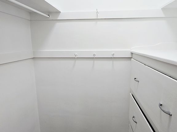4th image of 643 S Washington St