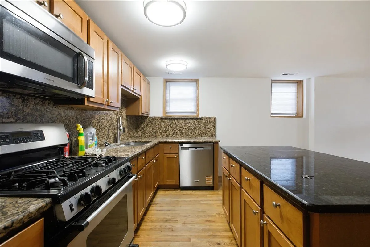 2 bed, 1050 sqft, $2,375 — Photo 4
