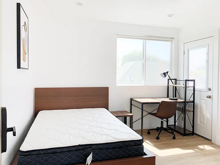1436 W 36th Pl — Photo 2