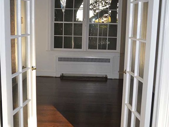 5th image of 2320 Surrey Ln