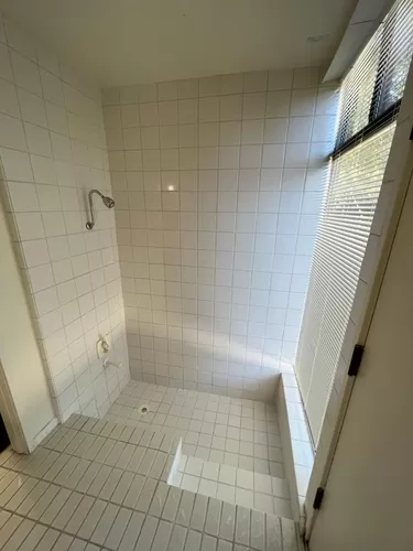 Large Bathroom Shower - Coquito Ct