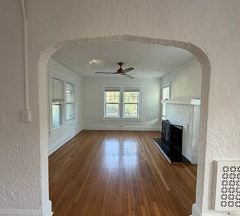 3rd image of 1033 Bay St NE APT 4