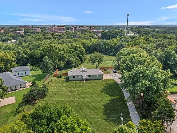 3rd image of 4237 Lakeview Dr