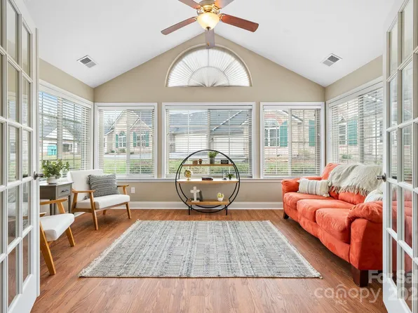 824 Wynnshire Dr #D, Hickory, NC 28601