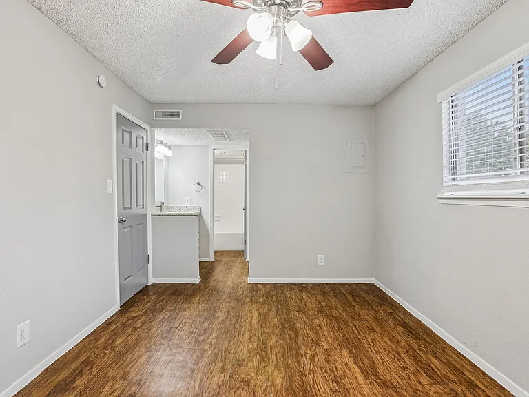 Lamar Place Apartments — Photo 78