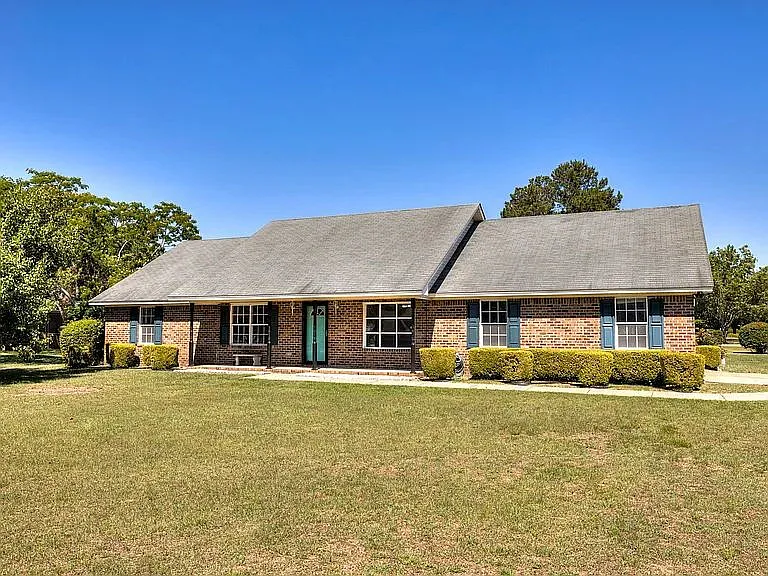 4 bed, 2.5 bath, 1973 sqft, $2,200 — Photo 2