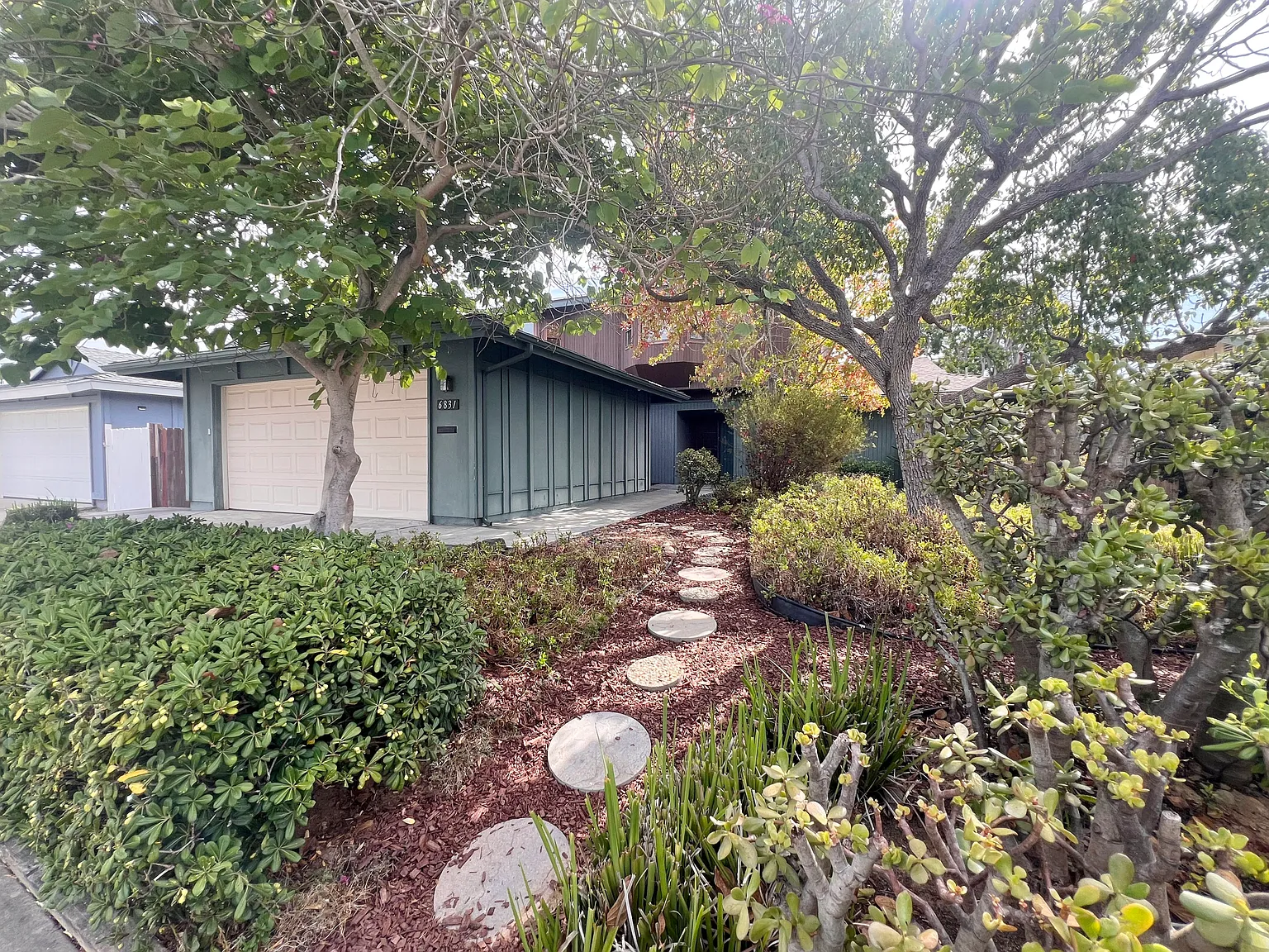 5 bed, 2100 sqft, $5,750 — Photo 1