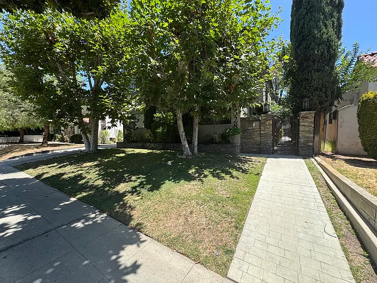 828 N Martel Ave #2 — Photo 27