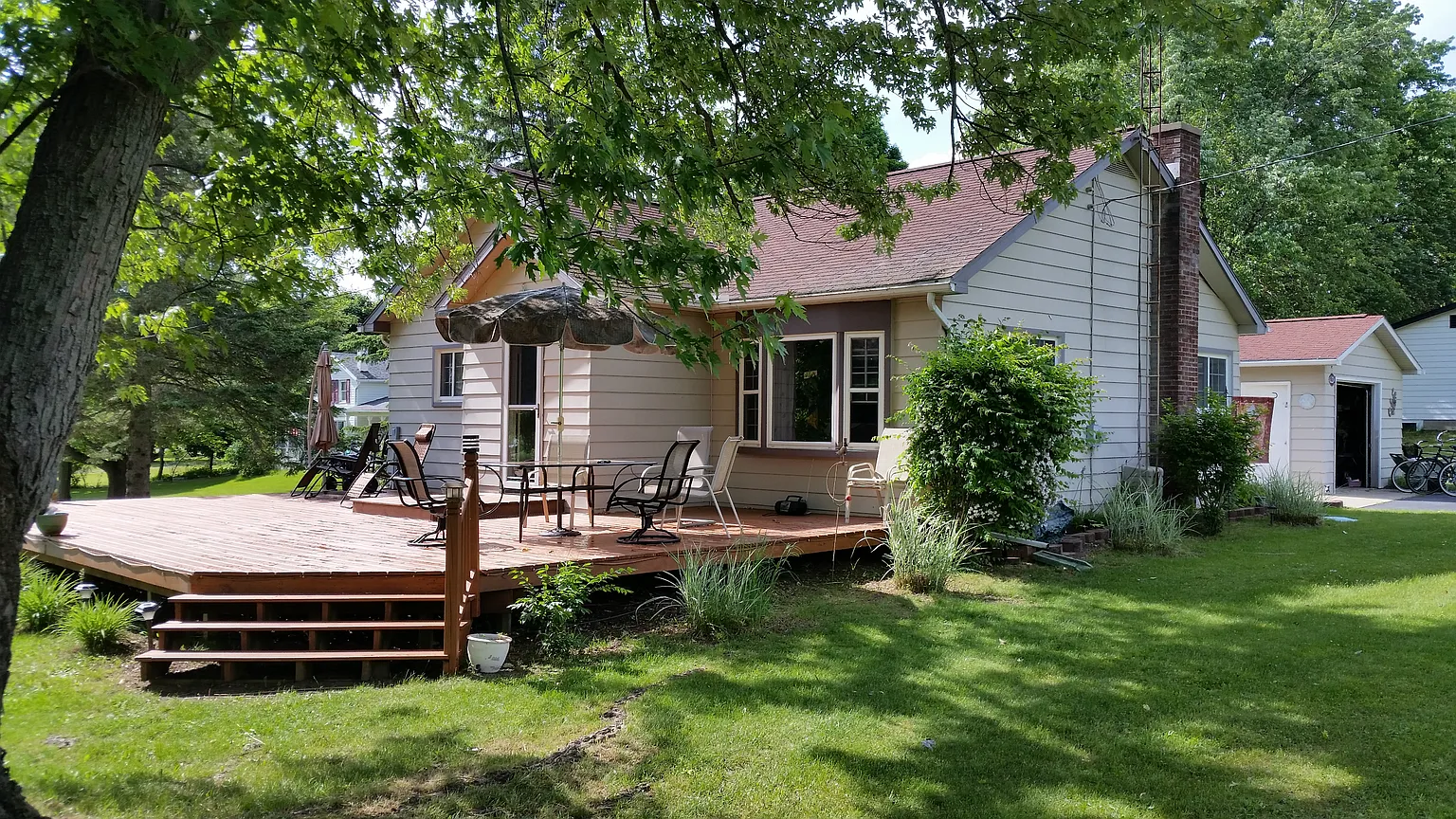 242 Simpson St photo 1