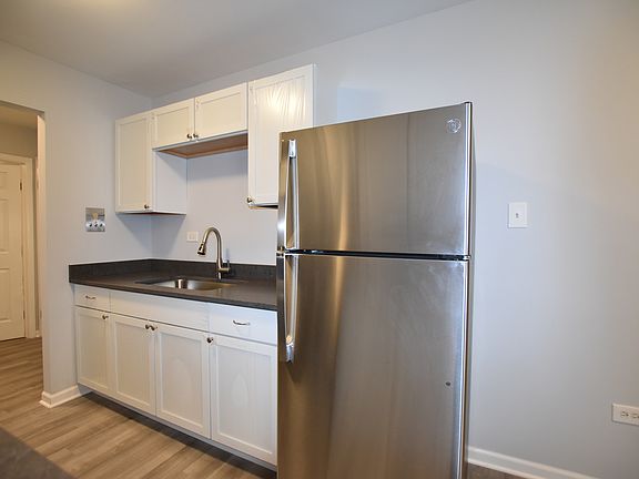 4th image of 18W125 63rd St #101-A