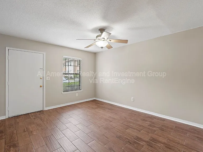 611 Center St #10 — Photo 6