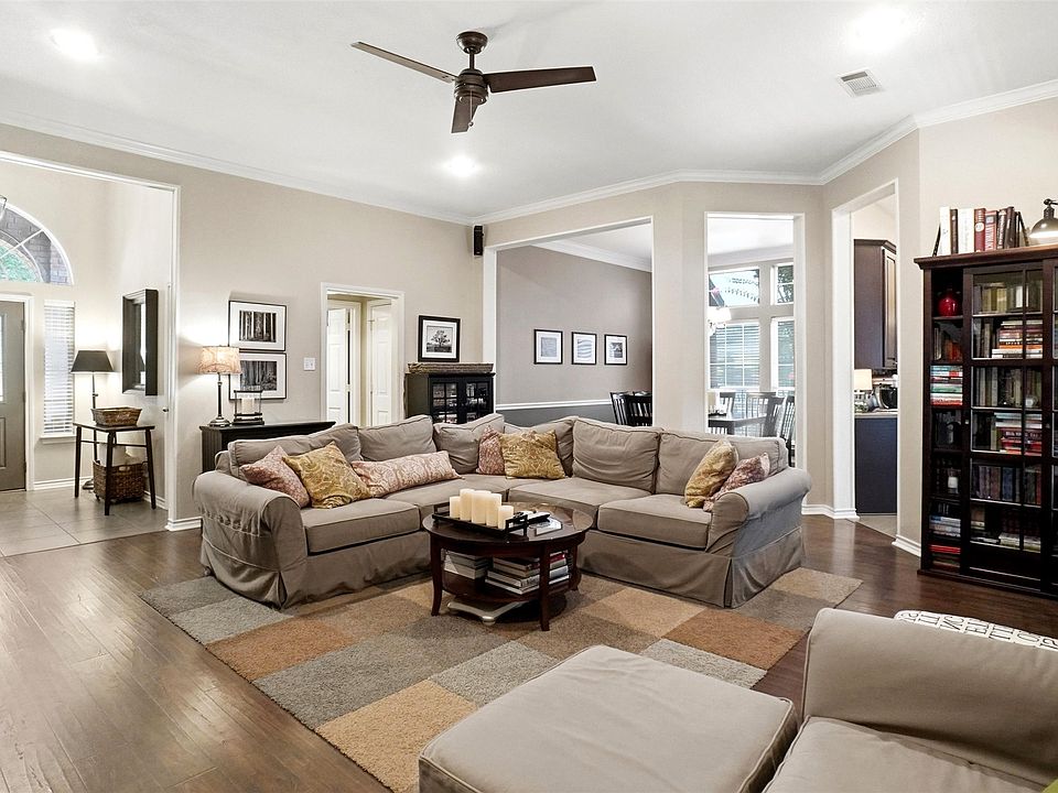 1st image of 106 Honeysuckle Dr