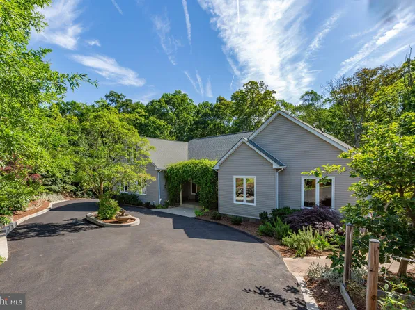 1009 Featherston Ct, Fredericksburg, VA 22401