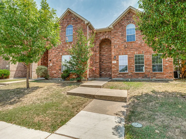925 Jamie Dr — Photo 2