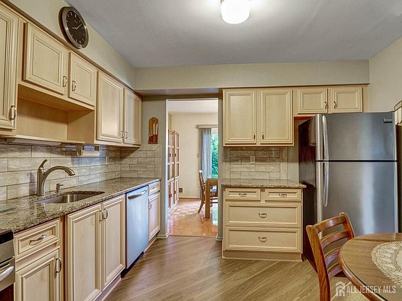 5th image of 508 Wooden Ave